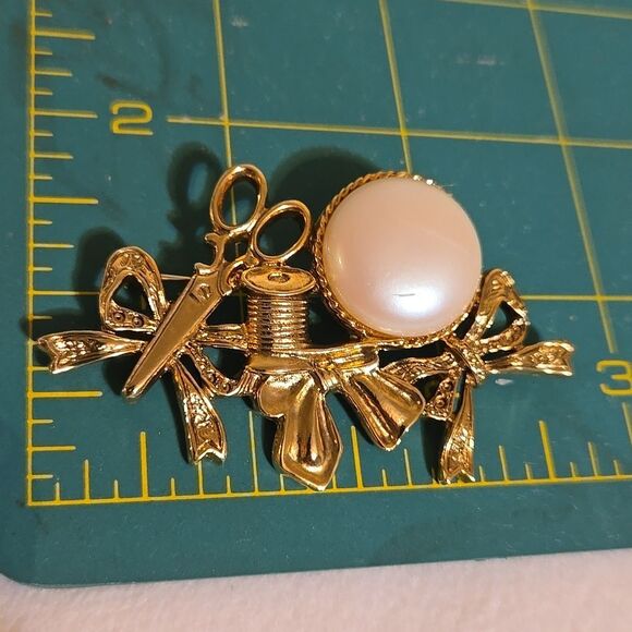 1960's Gold and Pearl Sweing Brooch - Picture 5 of 5